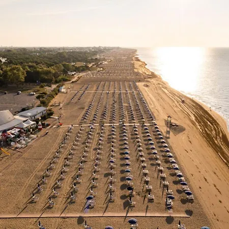 Three-bedroom Very Close To The Apartment *