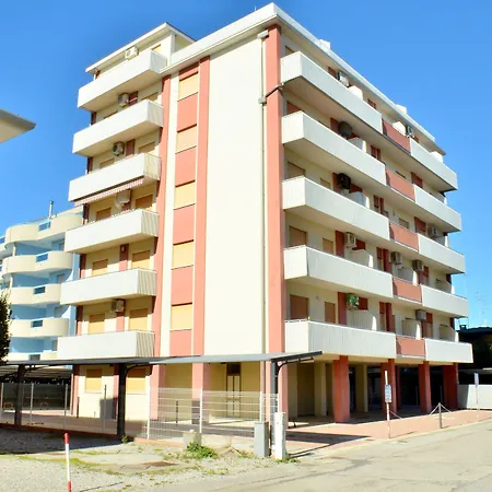 Lägenhet Three-bedroom Very Close To The Bibione